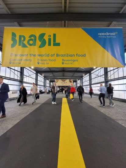 Banner das comidas do Brasil em Paris