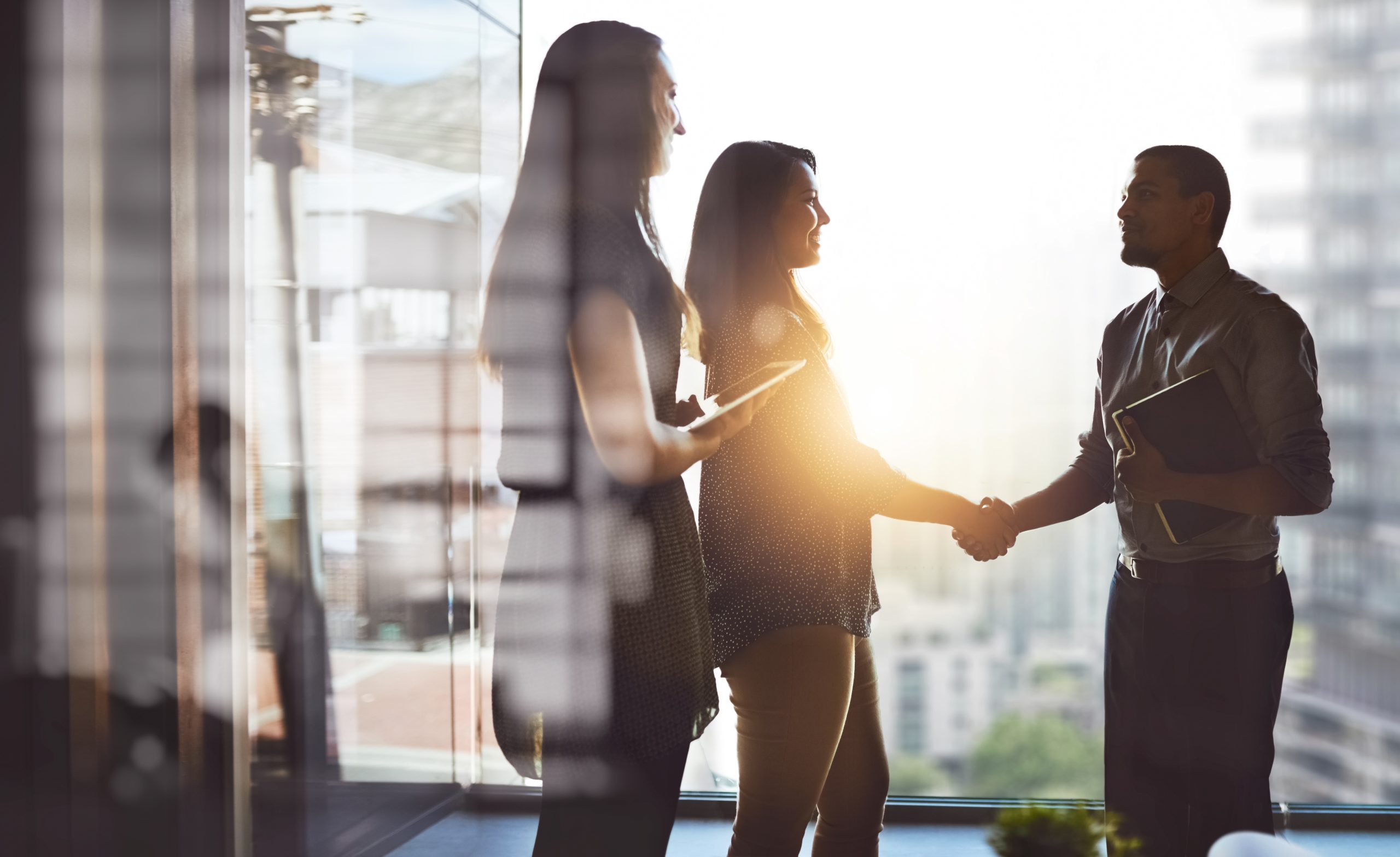 pessoas apertando as mãos - prospecção de clientes