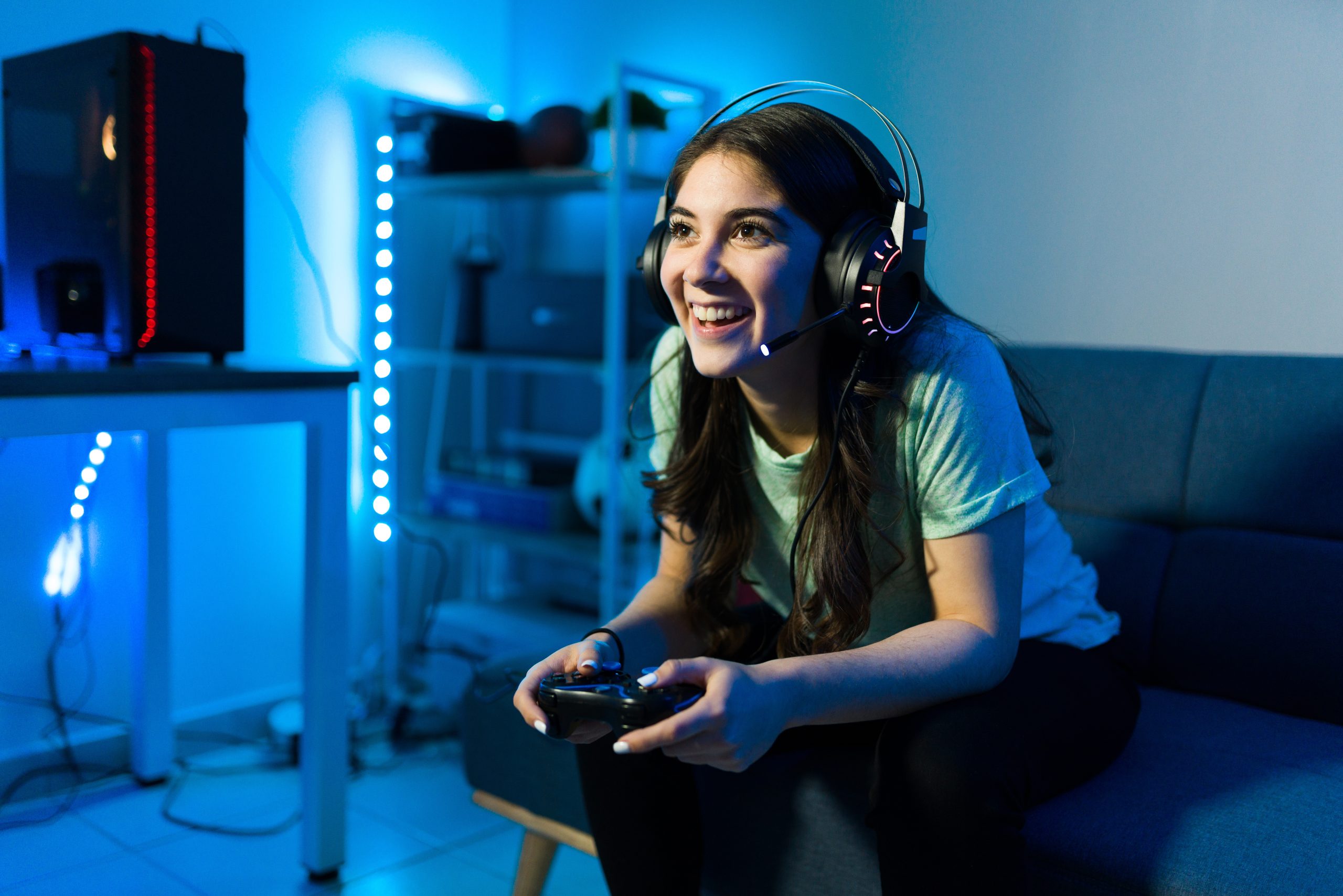 menina com fone jogando videogame - mercado nerd