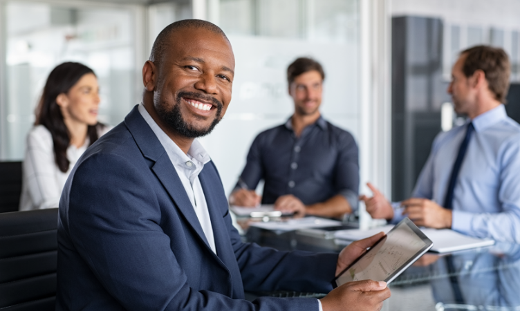 Seguro empresarial. Homem segurando tablet e sorrindo.