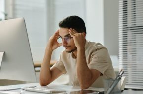 homem tenso em frente ao computador - empresa MEI inapta