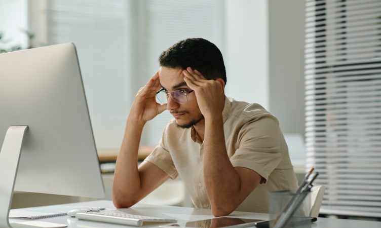 homem tenso em frente ao computador - empresa MEI inapta