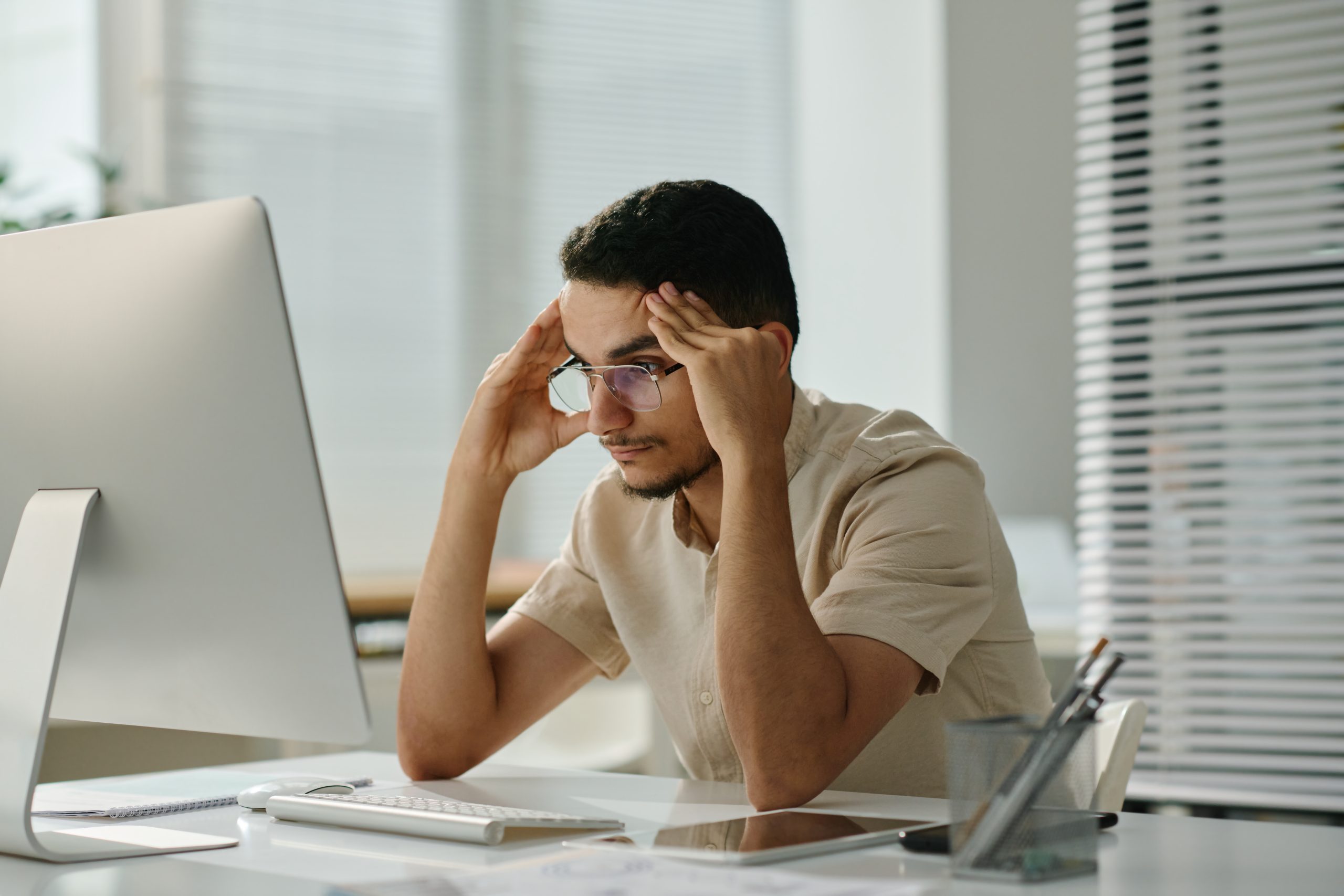 homem tenso em frente ao computador - empresa MEI inapta