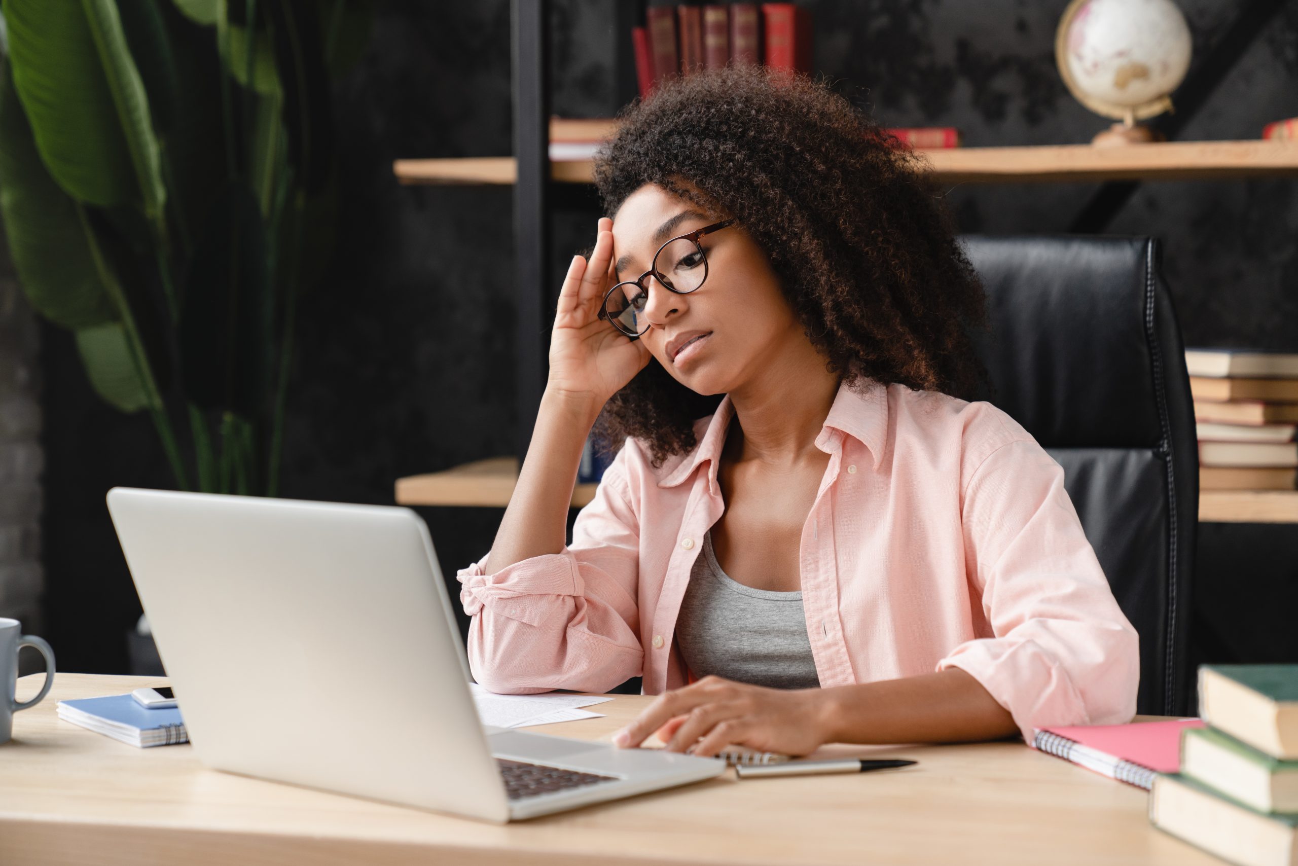 mulher em frente a computador desanimada - parcelamento de dívidas do MEI