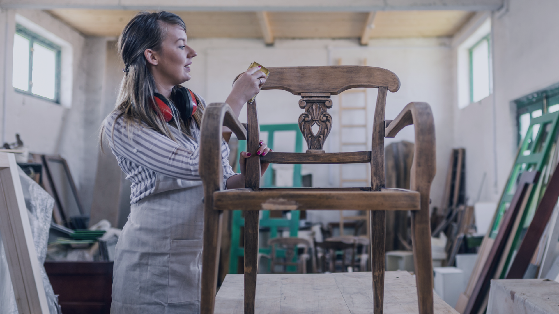 Imagem do post "Móveis artesanais: design com propósito". A imagem contém uma mulher trabalhando no molde de uma cadeira de madeira.