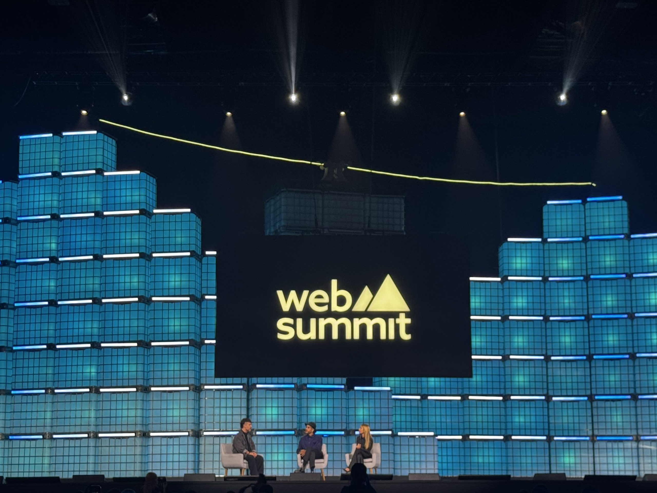 web summit rio 2025 - imagem de palestrantes sentados no palco do evento.