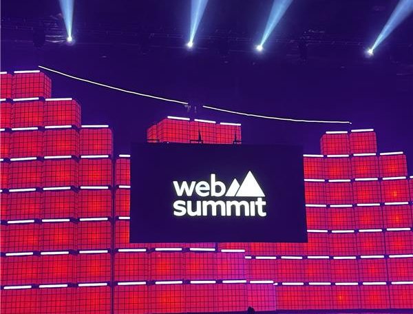 web summit rio 2025 - telão do evento em vermelho