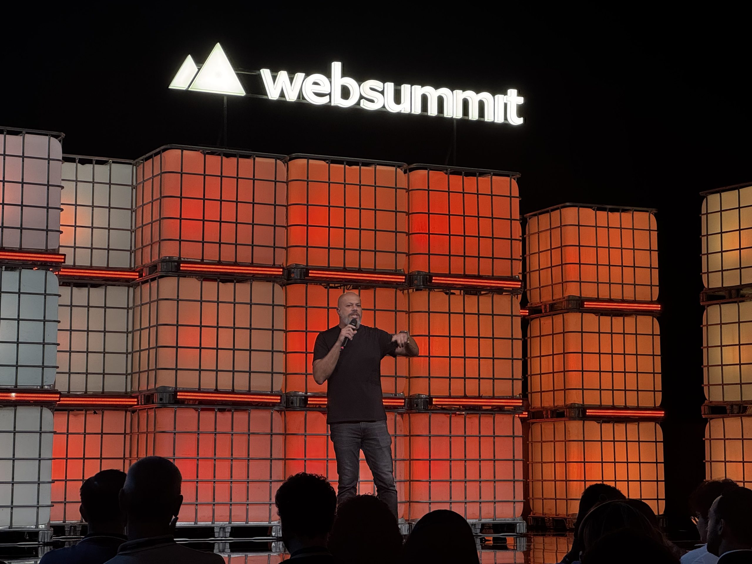 web summit rio 2025 - imagem de palestrante apresentando no evento.