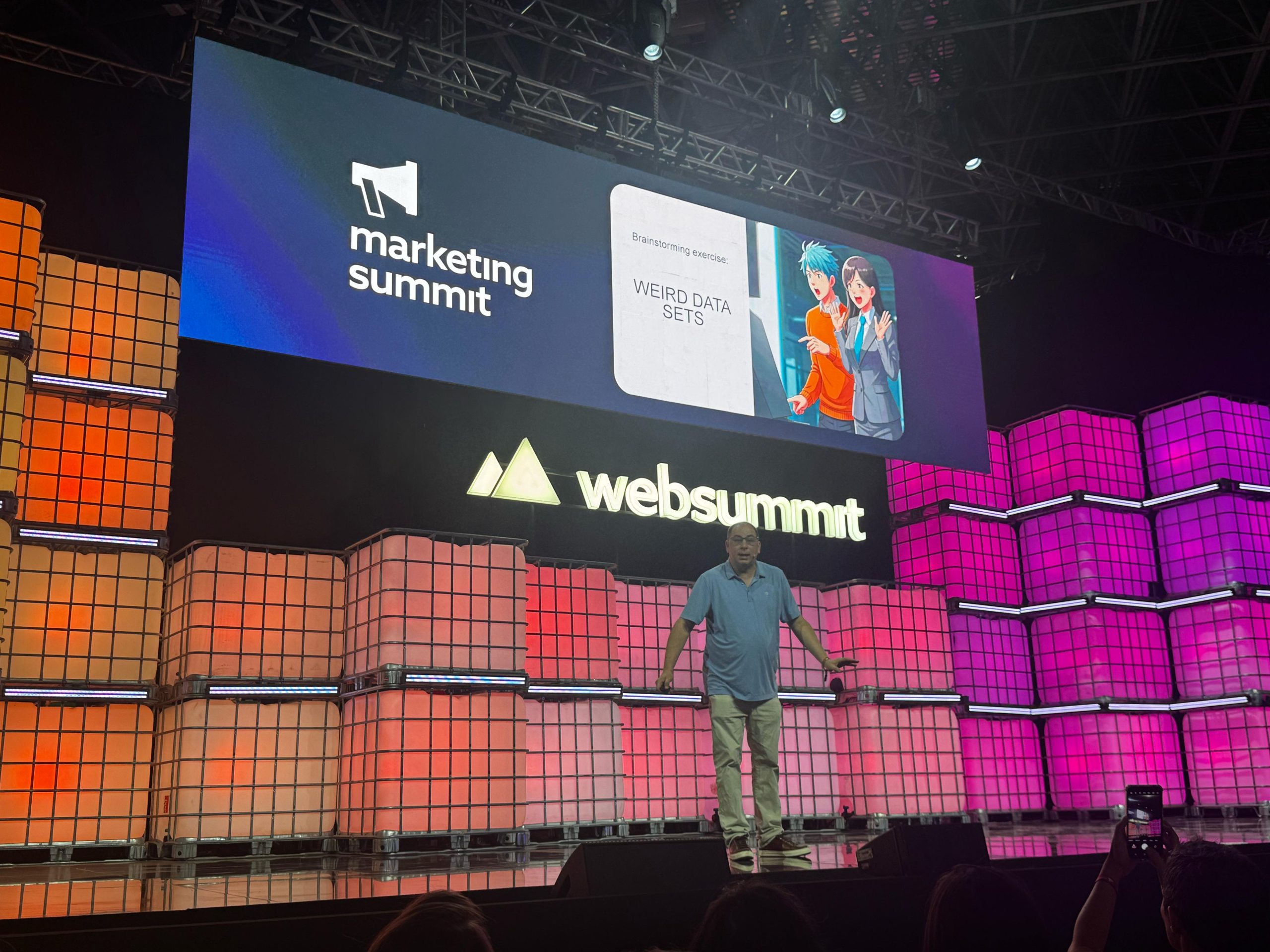 tendências web summit rio - imagem de palestrante no palco apresentando