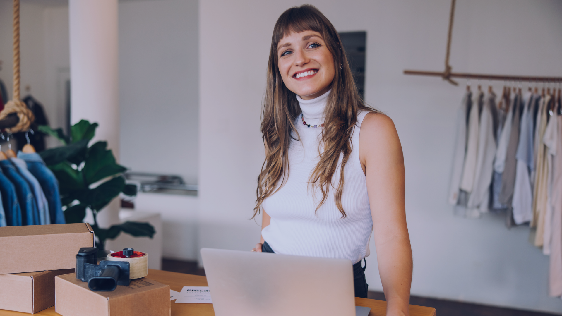 Aprenda a vender em marketplaces, veja dicas práticas e acesse um e-book gratuito do Sebrae para se aprofundar no tema. 