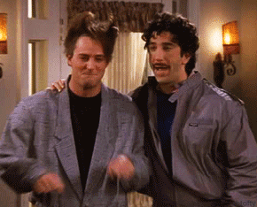 temas mais consumidos pelos empreendedores - GIF Chandler e Ross, da série Friends, na época da faculdade