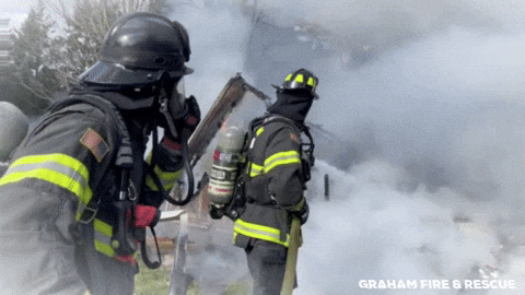 News Sebrae – Edição 75 - GIF de bombeiros apagando incêndio