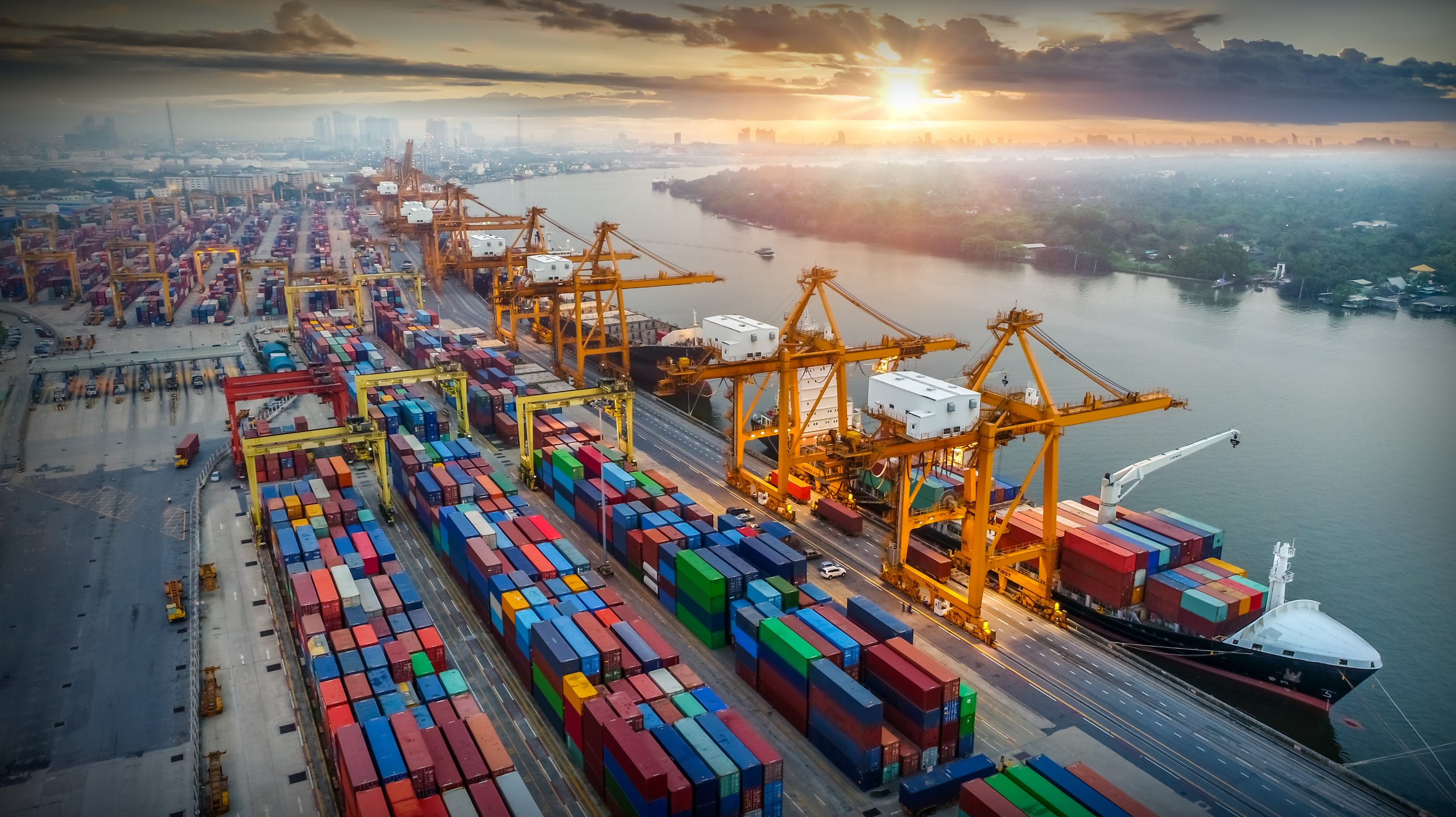 Imagem representando atividade portuária com containers e navios cargueiros.