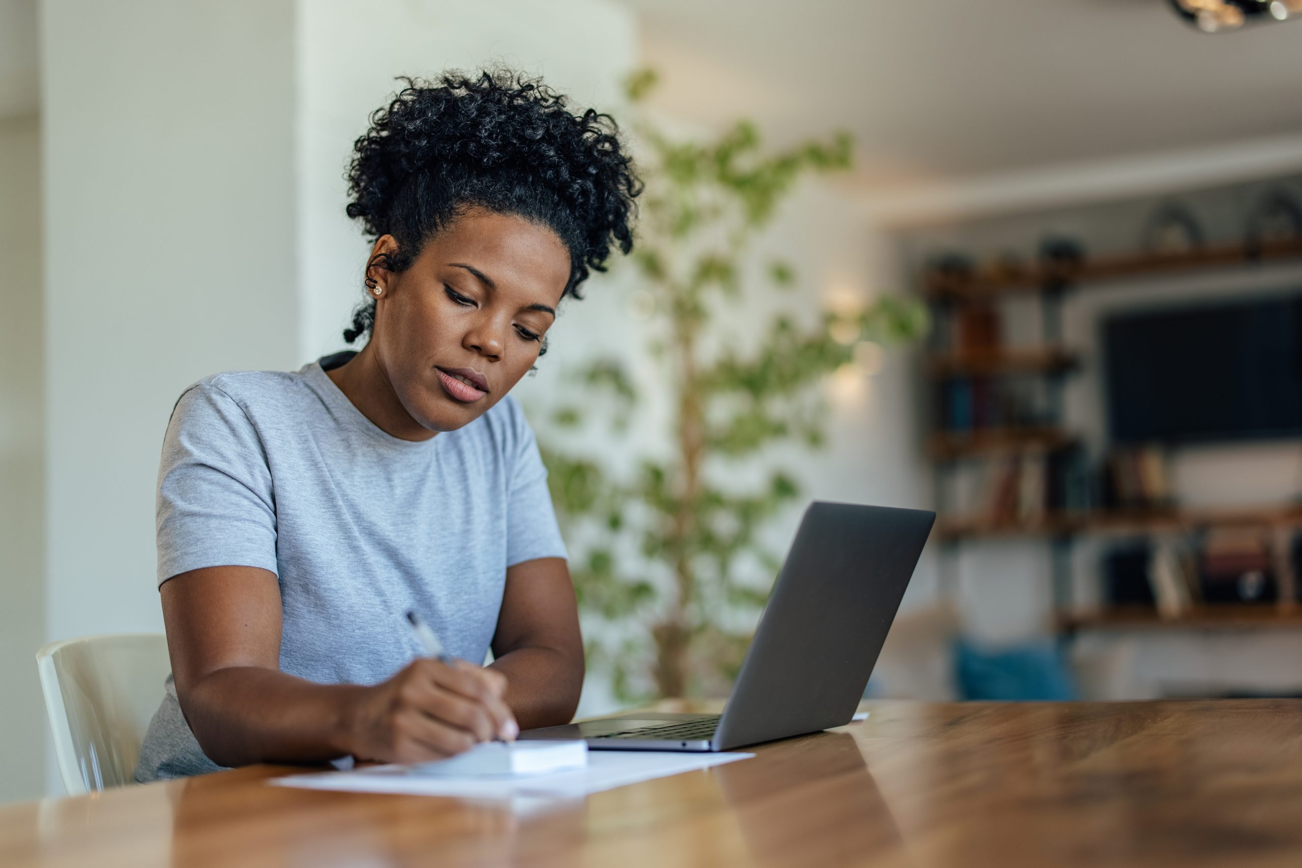 Imagem do blog Fazendo as pazes com o tempo: gestão do tempo na prática para quem trabalha sozinho. Mulher escrevendo e sentada na frente do computador. 