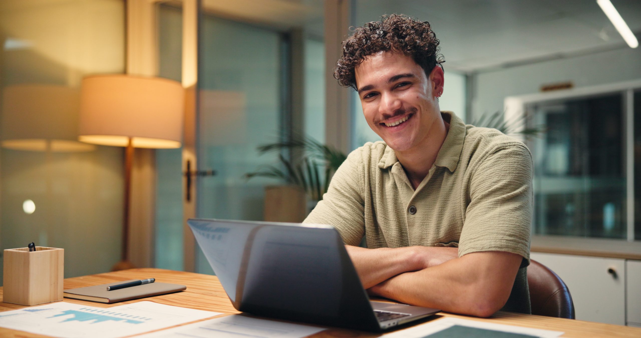 Imagem do blog Fazendo as pazes com o tempo: gestão do tempo na prática para quem trabalha sozinho. Homem sentado em seu escritório na frete do computador. 