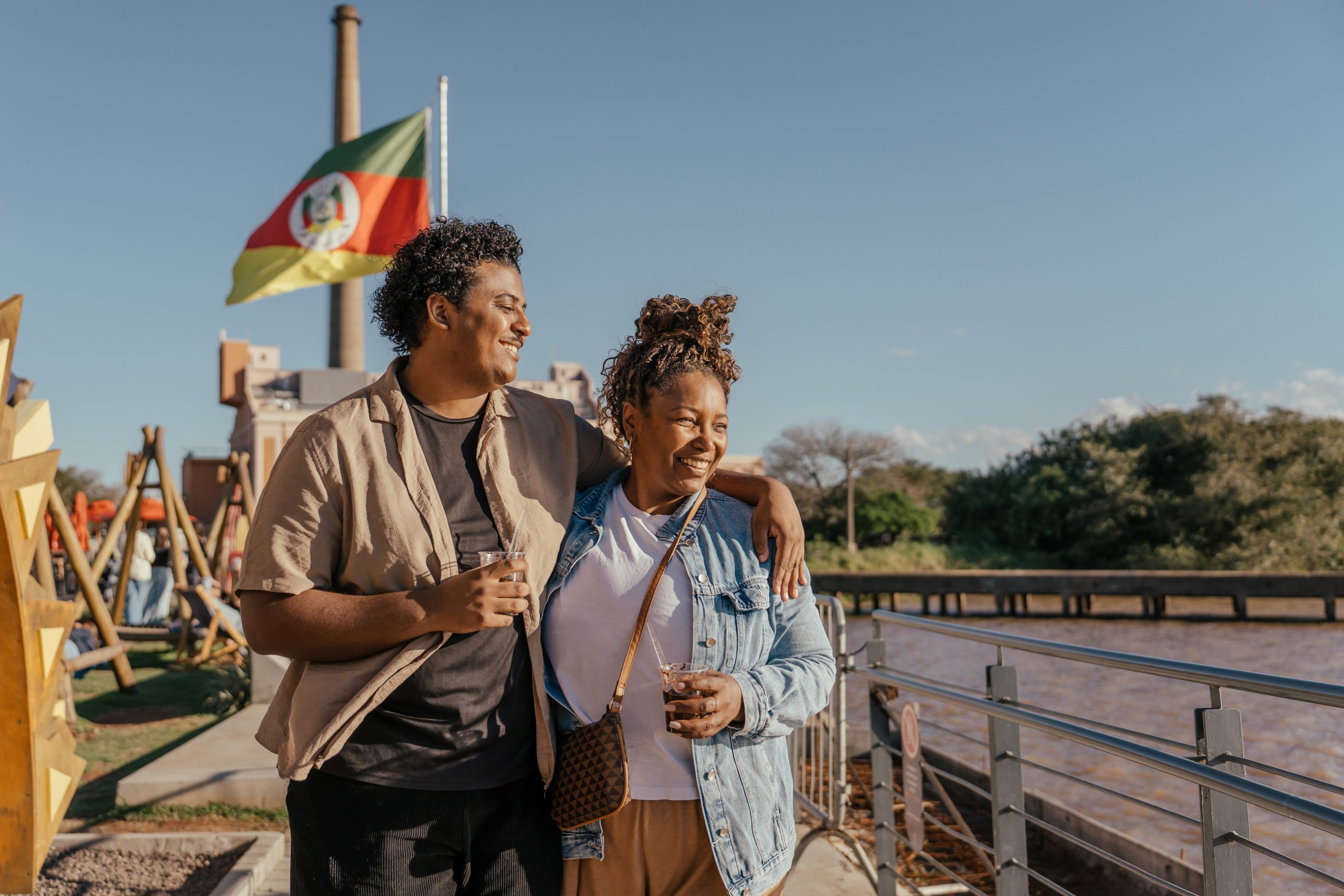 Imagem do Blog Turismo. Home e mulher abraçados e passeando