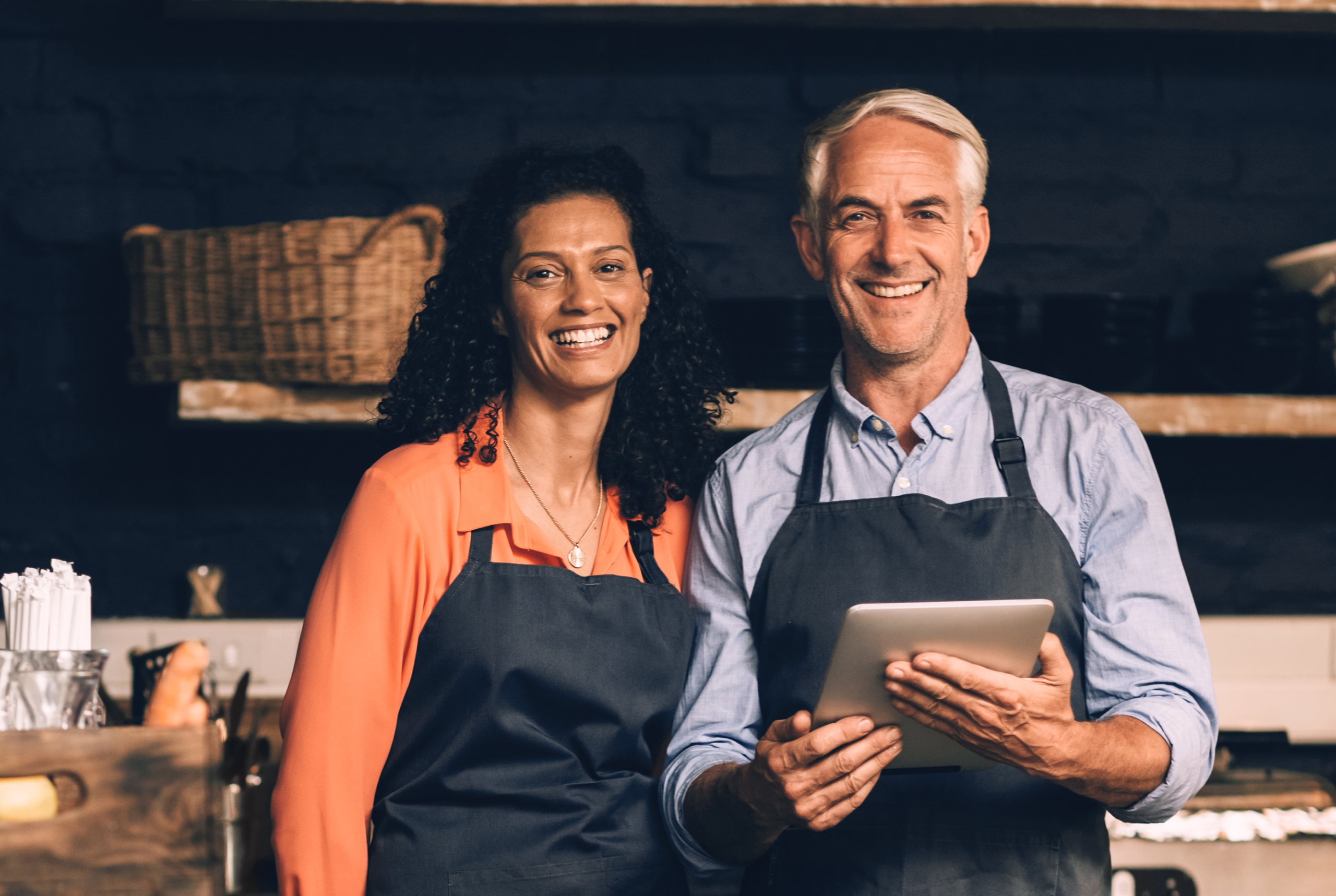 Imagem blog Saúde social. Empresários em ambiente de trabalho utilizando um tablet.