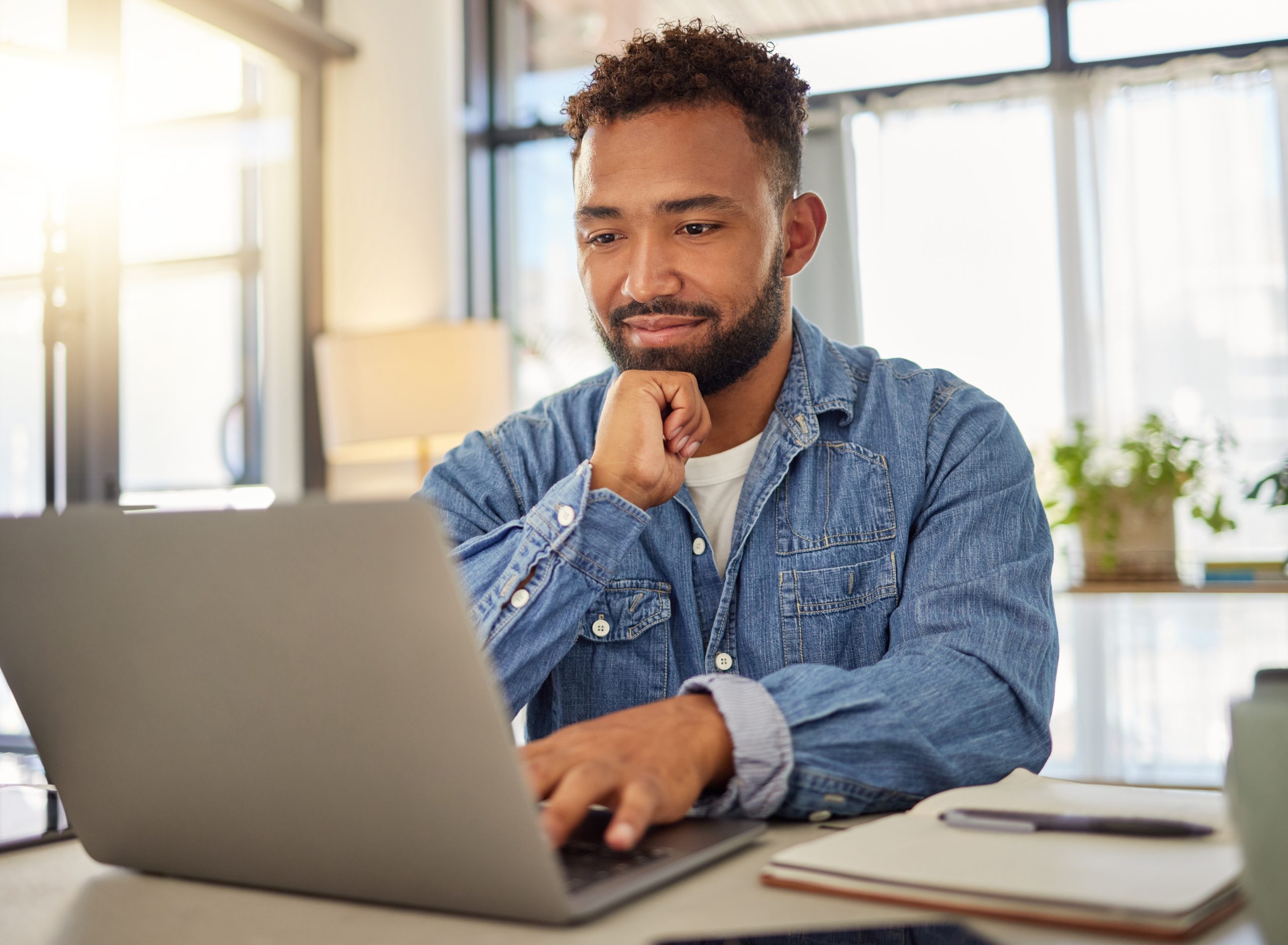 Imagem do blog Reforma Tributária para MEI. Homem em seu escritório sentado em frente ao computador. 
