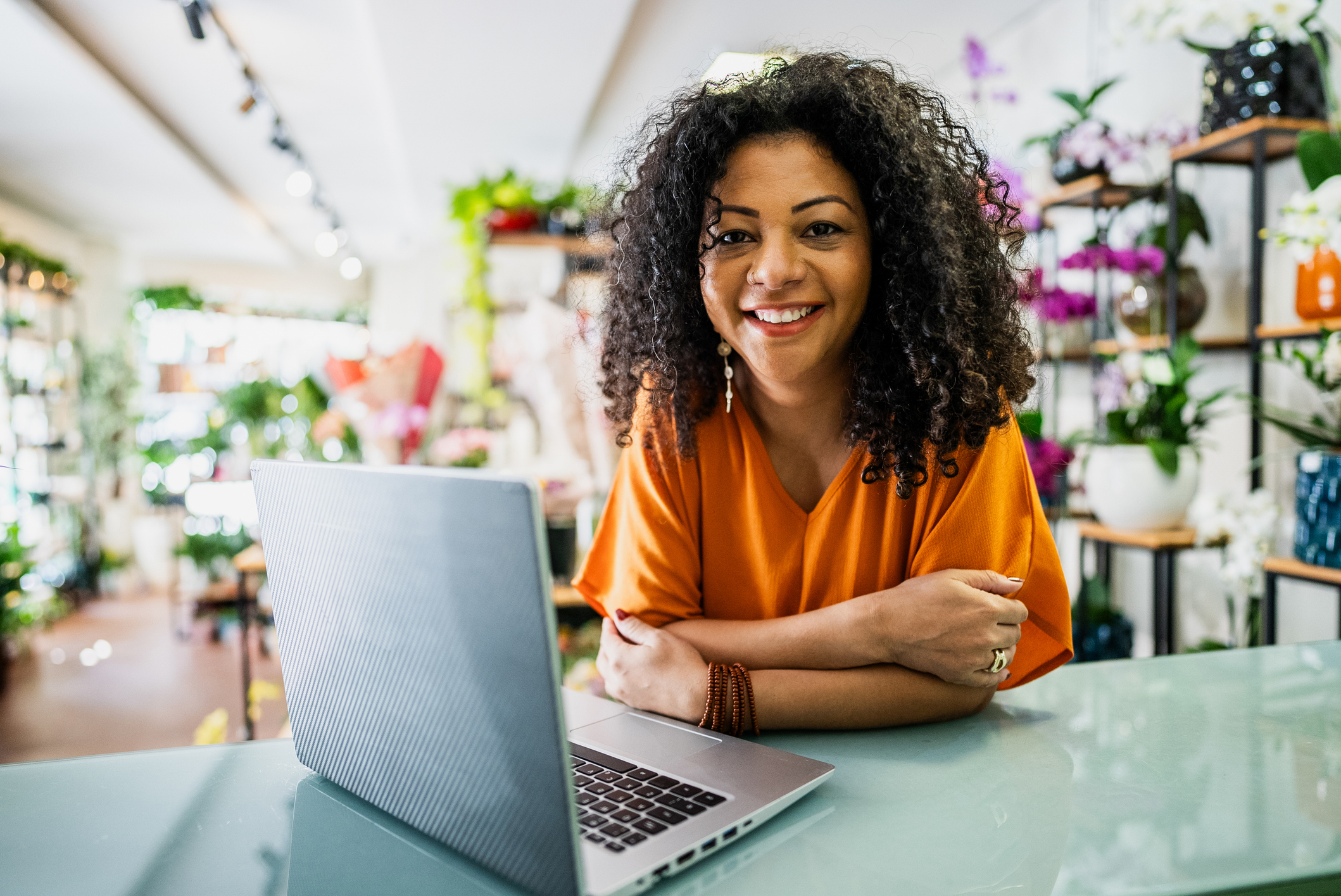 Imagem blog Contratar funcionário em 2026. Mulher na frente do computador em seu ambiente de trabalho. 