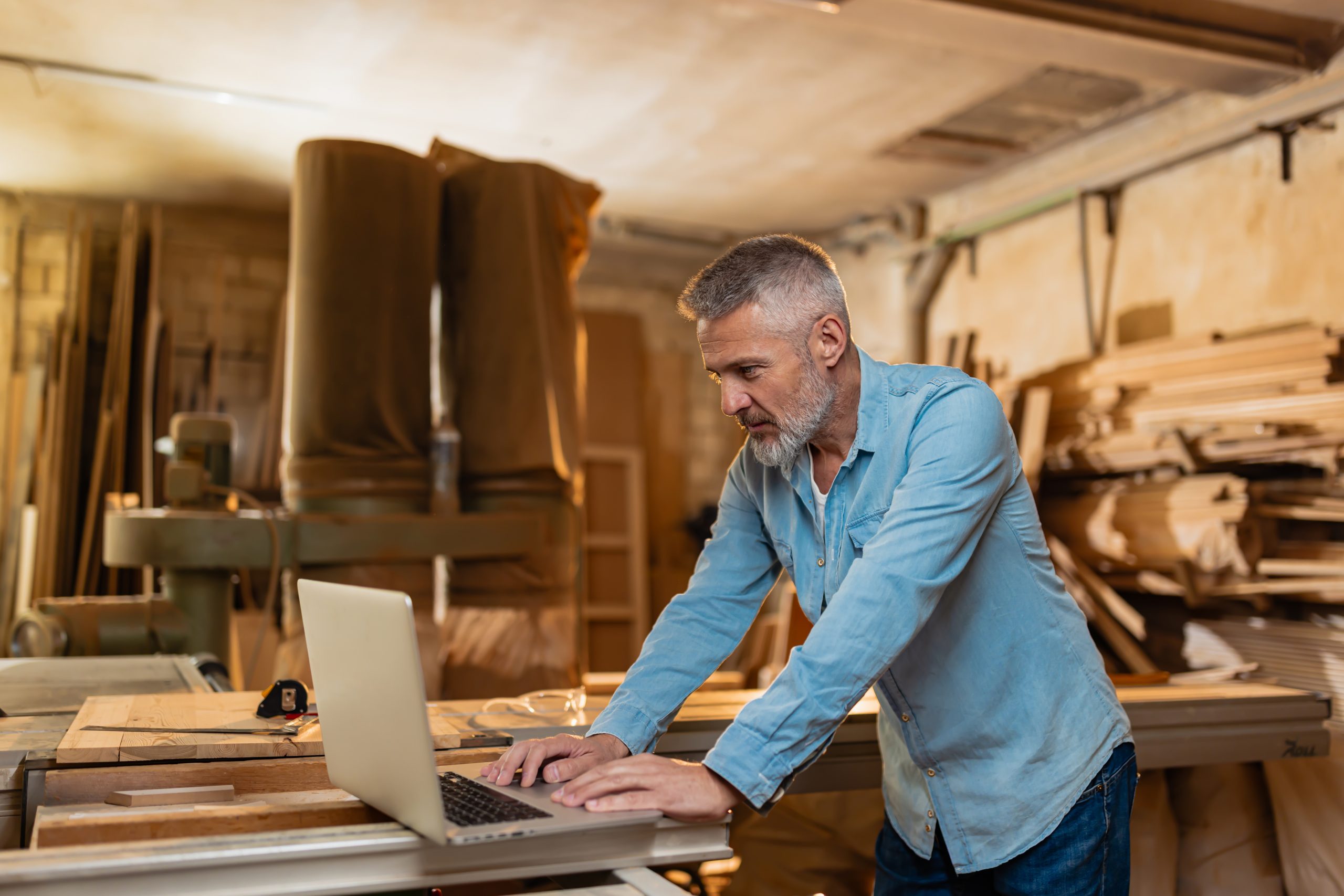Imagem do blogpost Recadastramento na Receita Estadual. Homem em seu ambiente de trabalho em frente ao computados. 